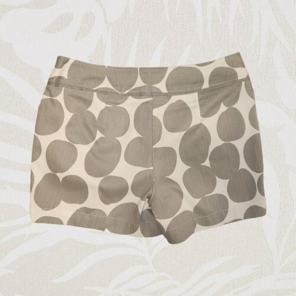 New York & Company Tailored Linen-Look Shorts – Cream/Gray Circle Print - Picture 2 of 8